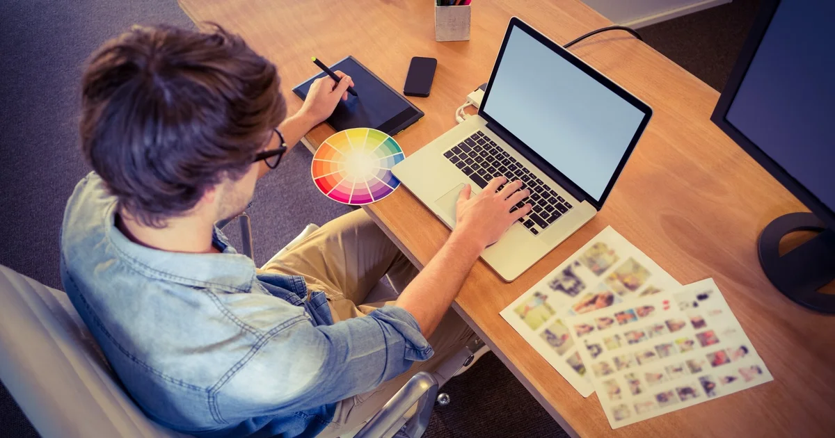 Graphiste freelance travaillant sur son projet créatif