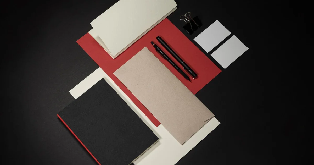 Kit d'identité visuelle et branding professionnel sur fond sombre