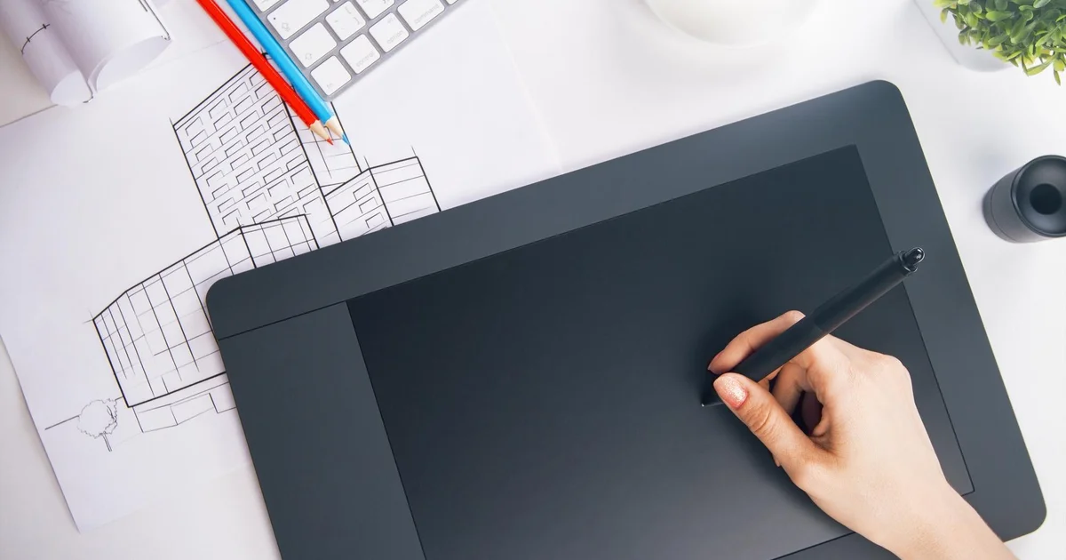 Graphiste créant une identité visuelle sur tablette graphique