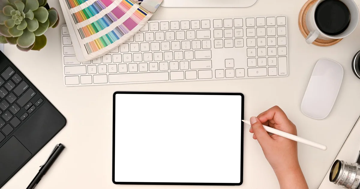 Espace de travail d'un graphiste avec tablette et outils de création