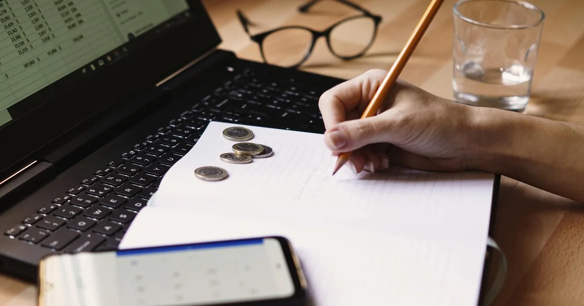 Entrepreneur consultant ses finances et budget créatif