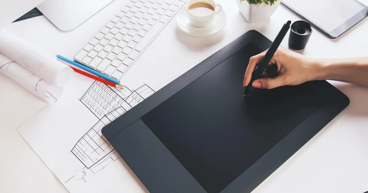 Graphiste utilisant une tablette graphique pour créer un logo